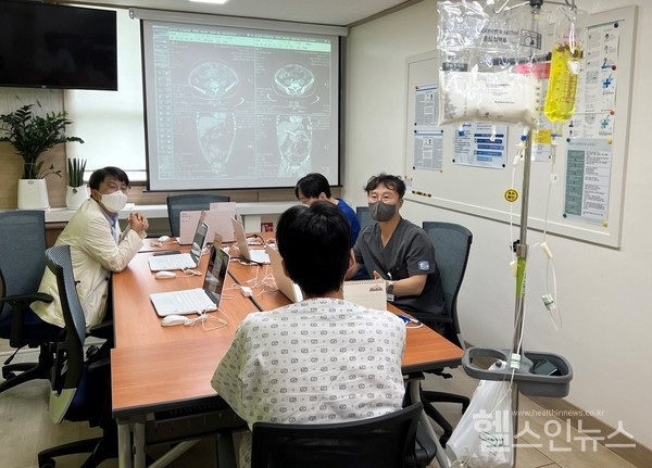 가톨릭대학교대전성모병원염증성장질환다학제협진팀이환자에게치료방향을설명하고있다.