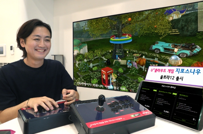 LG유플러스는 자사 클라우드 게이밍 서비스 ‘지포스나우’를 월 9900원(VAT 포함)에 이용할 수 있는 신규 멤버십 ‘울트라12’를 선보였다. 게임 이용 시 최초 12시간 동안 우선 접속할 수 있는 권한을 제공하는 구독형 멤버십 상품이다. 게임 실행 1회당 최대 3시간 연속 플레이를 보장하며, 이후에는 재접속을 통해 이용할 수 있다. 접속 횟수에 제한은 없다. 사진은 LG유플러스 모델이 지포스나우 서비스를 이용하고 있는 모습. (사진 = LG유플러스 제공)