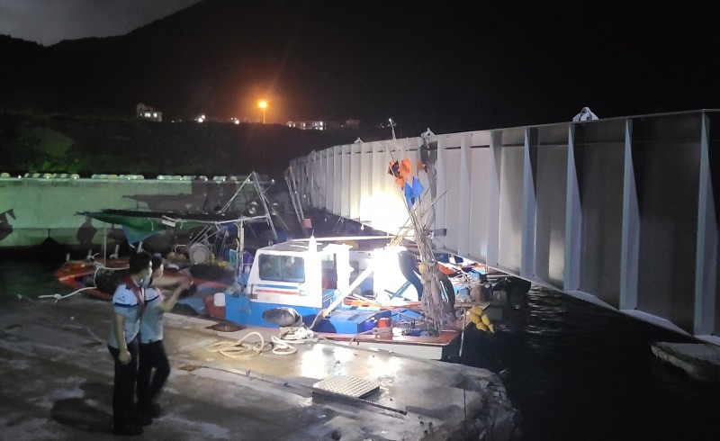 여수 신북항 바지와 계류된 어선이 표류 중 잔교에 걸려있는 모습 (사진제공 = 여수해양경찰서)