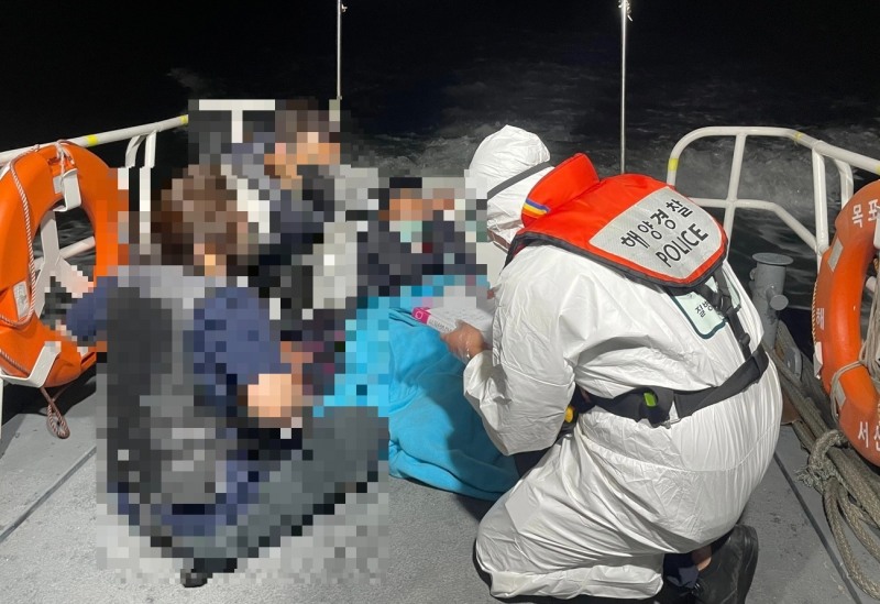 목포해경이 1일 오후에 발생한 고열 응급환자를 육지로 이송하고 있다. (사진제공 = 목포해양경찰서)