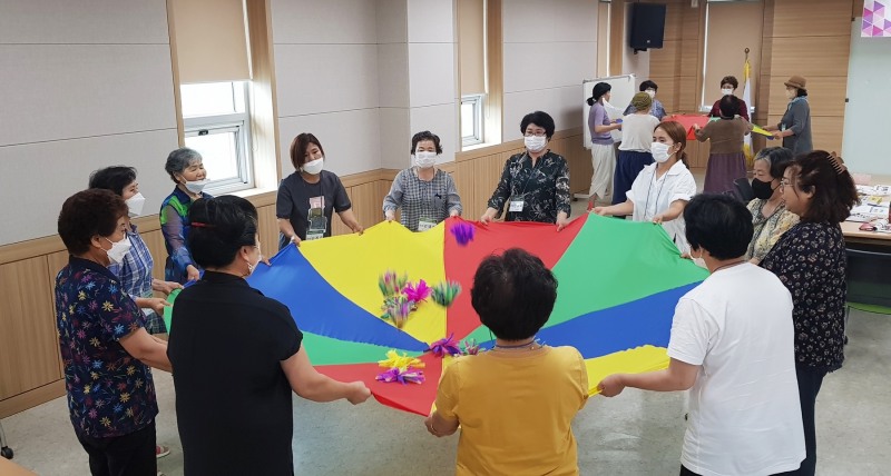 나주시, 실버인지놀이지도사 자격증취득반 교육 모습 (사진제공 = 나주시)