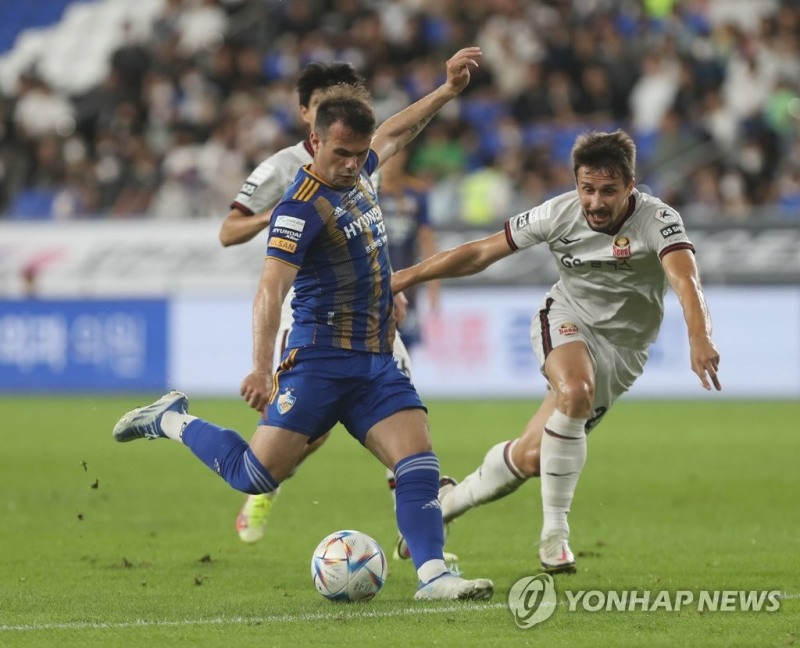 (울산=연합뉴스) 2일 울산 문수축구경기장에서 열린 프로축구 하나원큐 K리그1 울산 현대와 FC서울의 경기에서 울산 바코가 동점 골을 넣고 있다.