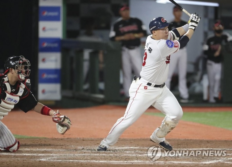 (부산=연합뉴스) 2일 부산 사직야구장에서 열린 프로야구 LG 트윈스와 롯데 자이언츠의 경기. 7회말 무사 1, 3루에서 롯데 안치홍이 동점 2타점 3루타를 치고 있다.