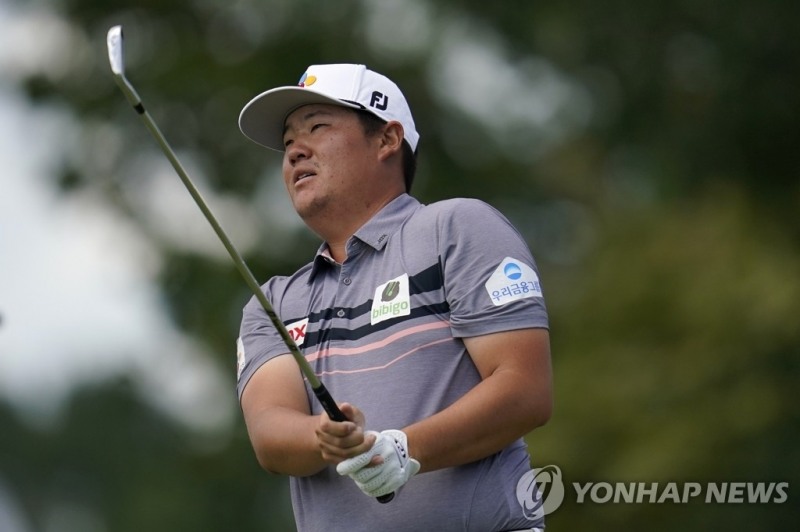 (블레인 AP=연합뉴스) 임성재(24)가 24일(현지시간) 미국 미네소타주 블레인의 TPC 트윈시티스에서 열린 미국프로골프(PGA) 투어 3M 오픈 마지막 라운드 10번 홀에서 티샷한 뒤 공을 바라보고 있다. 그는 최종 합계 14언더파 270타로 1위 미국의 토니 피나우(32)에 3타 뒤지며 아르헨티나의 에밀리아노 그리요(29)와 함께 공동 2위로 대회를 마무리했다.