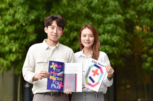 LG에너지솔루션 직원들이 ESG리포트를 소개하고 있다