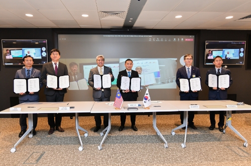 왼쪽부터 롯데케미칼 친환경경영부분장 박인철 상무, 삼성엔지니어링 솔루션사업본부장 박천홍 부사장, 페트로나스 업스트림부문 아디프 줄키플리 사장, 탄소관리사업부문 엠리 히샴 유소프 부문장, SK어스온 한영주 테크센터장, GS에너지 수소신사업개발부문장 이승훈 상무. 뒤쪽 화면 왼쪽부터 SK에너지 홍정의 에너지넷제로실장, 삼성중공업 글로벌신사업팀장 김진모 상무 / 사진 제공 = SK이노베이션