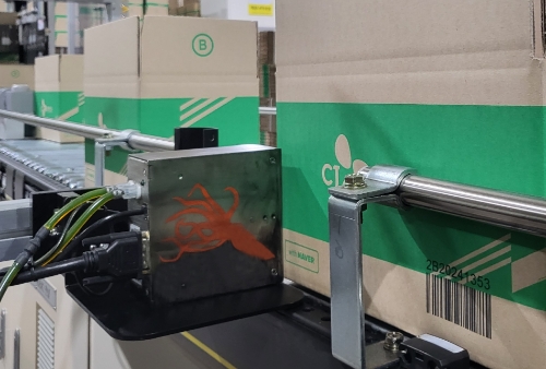 CJ대한통운의 먹물분사형 바코드 표기 작업