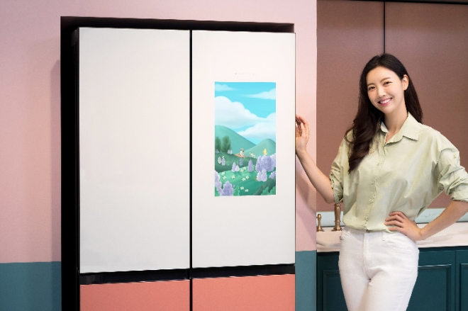 삼성전자 모델이 서울 논현동에 위치한 삼성 디지털프라자 강남본점에서 패밀리허브 냉장고 전용 애플리케이션 '비스포크 아뜰리에'를 통해 강유진 작가의 작품 '오후 : 강아지와 소풍'을 소개하고 있다. (사진 = 삼성전자 제공)