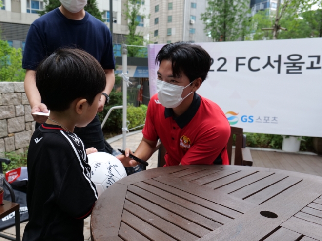 GS건설는 3일 국내 최초 아파트 커뮤니티 통합 서비스인 ‘자이안 비(XIAN vie)’를 통한 FC서울과 함께하는 ‘자이 풋볼 클래스’ 서비스를 확대한다고 밝혔다. 사진은 지난달 24일 서울 마포구에 위치한 신촌그랑자이 아파트에서 진행된 ‘FC서울과 함께하는 찾아가는 풋볼클래스’ 행사에 참여한 FC서울 소속 임민혁 선수가 축구교실에 참여한 아이에게 싸인볼을 선물하고 있는 모습. (사진 = GS건설 제공)