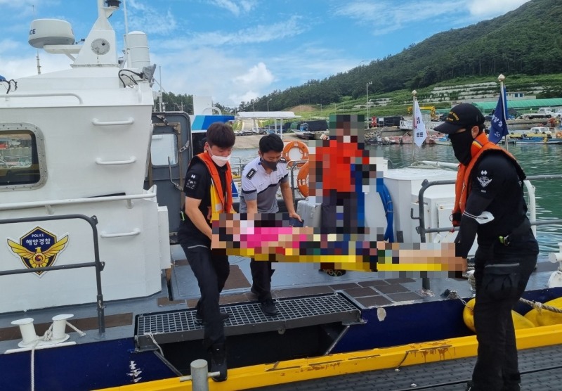 3일 진도군 하조도에서 의식을 잃고 쓰러진 섬주민이 해경에 의해 긴급이송 되고 있다. (사진제공 = 목포해양경찰서)