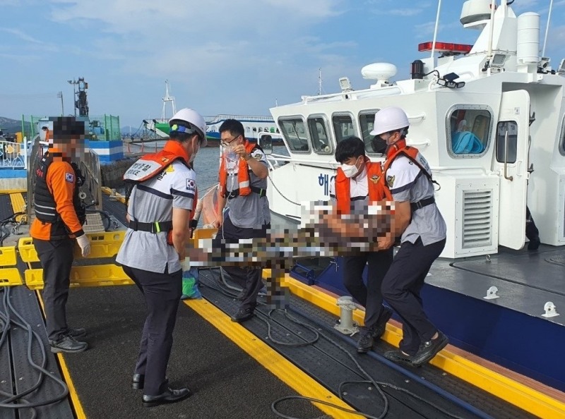 2일 신안 비금도에서 배수로 공사를 하던 50대 인부가 다리에 큰 부상을 입고 해경에 의해 긴급 이송되고 있다. (사진제공 = 목포해양경찰서)