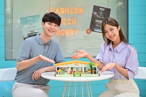 삼성전자 모델이 서울 성수동에 위치한 공간 와디즈에서 '삼성 신혼가전 굿즈'를 선보이고 있다. 