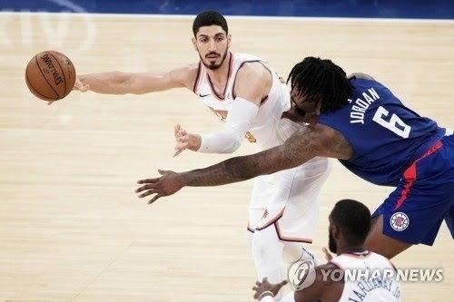 에네스 칸터 프리덤(왼쪽)