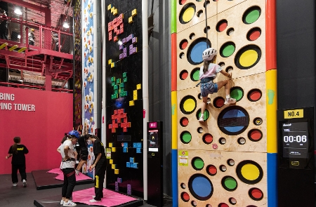 스타필드가 하남, 고양, 안성 등 인근 지역 아동청소년들이 스타필드에 방문해 임직원들과 함께 특별한 하루를 즐길 수 있는 ‘스타필드 플레이’를 오는 19일까지 운영한다. 스타필드 하남에 위치한 스포테인먼트 테마파크 ‘스몹’에서 ‘스타필드 플레이’에 참여한 어린이가 클라이밍을 체험하고 있다.