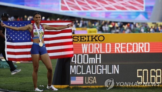 (유진 EPA=연합뉴스) 매클로플린이 지난 달 23일(한국시간) 미국 오리건주 유진 헤이워드 필드에서 열린 2022 세계육상선수권 여자 400ｍ 허들 결선에서 50초68의 세계신기록을 세운 뒤, 기념 촬영을 하고 있다.