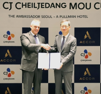 최은석 CJ제일제당 대표(오른쪽)와 가스 시먼스 아코르 아시아태평양 총괄 대표가 서울 중구 앰배서더 서울 풀만 호텔에서 PHA를 활용한 호텔용 용품 개발을 위한 양해각서를 체결했다