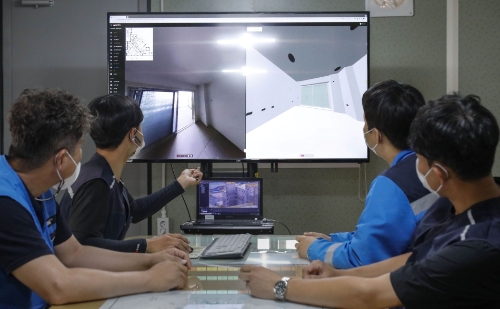 DL이앤씨 직원들이 AI 기반의 컴퓨터 비전 기술과 360도 카메라를 활용한 현장관리 솔루션인 ‘디비전(D.Vision)’을 통해 시공 품질 관리를 진행하고 있다.
