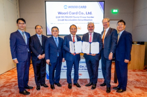 이달 3일 네덜란드 ING은행 본점에서 우리카드 심상형 부사장(왼쪽 네번째), ING은행 게르티안반토호른 글로벌투자부문대표(왼쪽 다섯번째) 외 관계자들이 ABS발행 기념 사진을 촬영하고 있다. / 사진 제공 = 우리카드