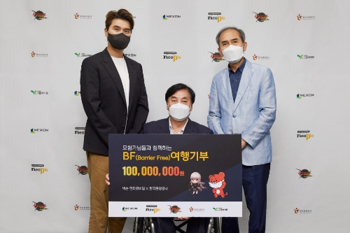 넥슨은 한국관광공사와 4일 장애인 여행 지원을 위한 기부금 전달식을 진행하고 사단법인 그린라이트에 1억원을 전달했다. 왼쪽부터 넥슨 최성욱 본부장, 그린라이트 김선규 회장, 한국관광공사 정기정 실장 (사진 제공=넥슨)