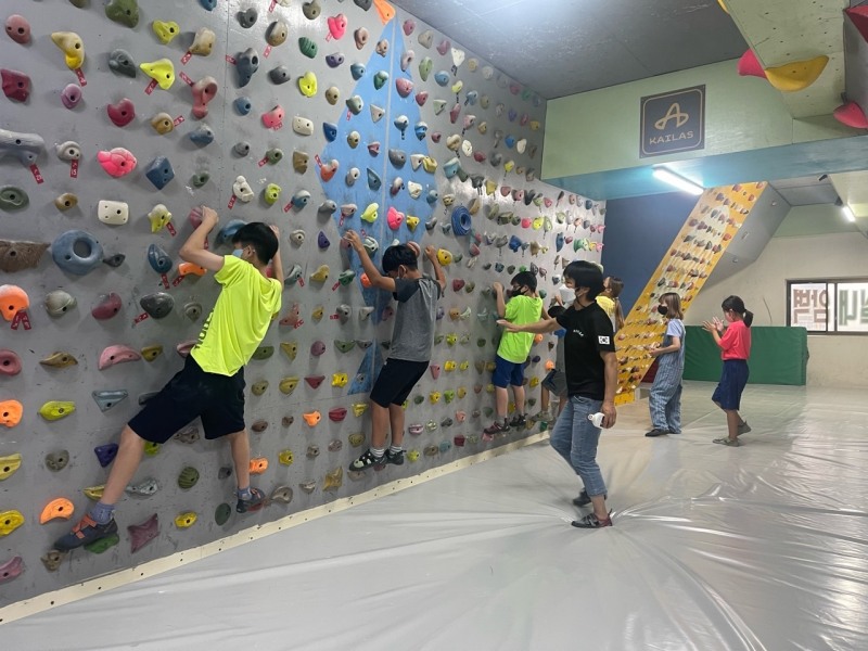 스포츠 클라이밍 프로그램 운영 모습 (사진제공 = 군산시)