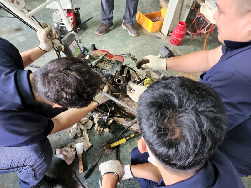 농기계 임대사업장에서 센터 직원들이 농기계를 정비‧점검 교육을 받는 모습 (사진제공 = 함평군)