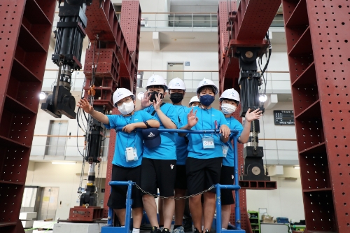 연구원 대형구조 실험동에서 기술 체험을 진행 중이다(오른쪽)