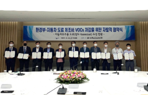 오른쪽에서 세번째 KCC 백창기 전무(베이지 자켓)가 각사 대표들과 함께 협약서를 들고 기념촬영을 하고 있다. / 사진 제공 = KCC