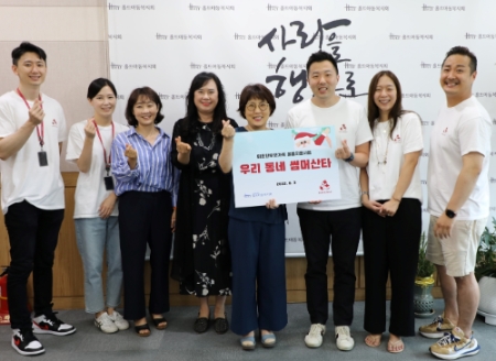 홀트아동복지회-스타트업 ‘동네’, ‘우리 동네 썸머산타’ 캠페인 진행 미혼한부모가족 위한 물놀이 키트 전달