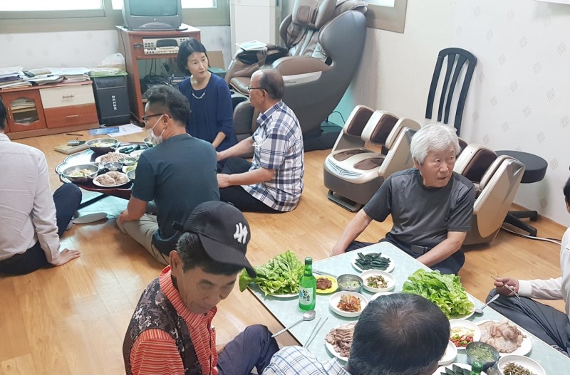 지난 4일 실시 된 칠석 맞이 음식 대접 모습 (사진제공 = 정읍시)