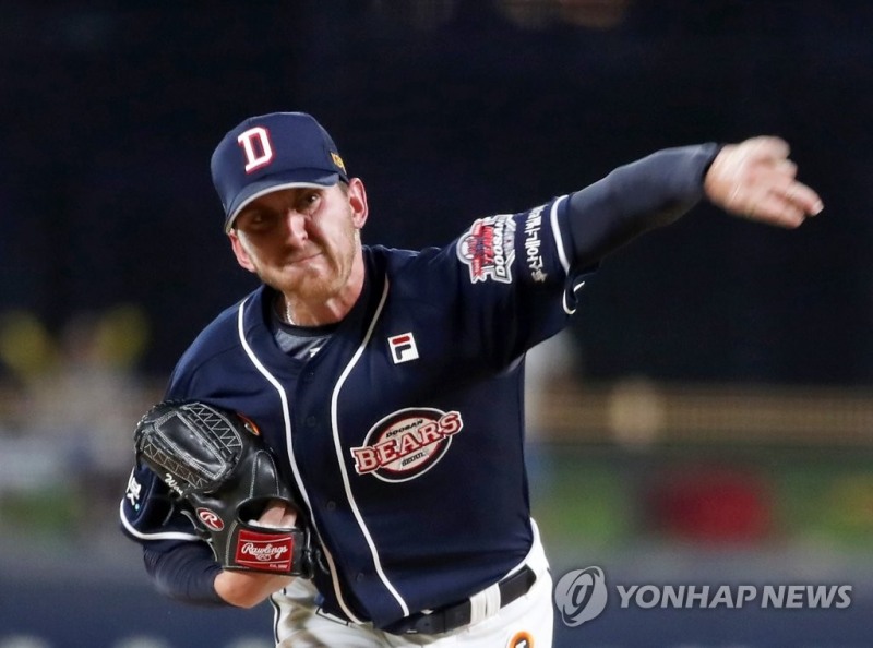 (광주=연합뉴스) 5일 광주기아챔피언스필드에서 열린 프로야구 2022 KBO리그 두산 베어스와 KIA 타이거즈의 경기에서 두산 선발투수 브랜든이 4회에 투구하고 있다.