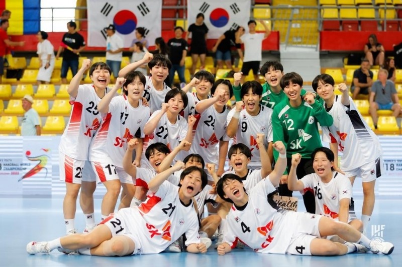 네덜란드를 꺾고 환호하는 한국 청소년 국가대표 선수단.<br />[국제핸드볼연맹(IHF) 인터넷 홈페이지 사진]<br /><br />