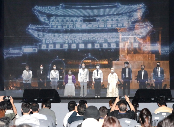 6일 저녁 개최된 광화문광장 개장식 ‘광화문광장 빛모락(樂)’에 마련된 특설무대 위에서 ‘화합의 빛’ 퍼포먼스가 진행되고 있는 모습. (좌측부터) 역삼글로벌빌리지센터장 칼릴자데니하트, KT 구현모 대표, 태권도 국가대표 이대훈, 국가무형문화재 이영희, ‘22년 서울시민상 어린이상 수상자 피지환, 오세훈 서울특별시장, 정은혜 작가, 현대무용가 차진엽, 일러스트레이터 김동아, 청운효자동 주민자치위원장 정영기