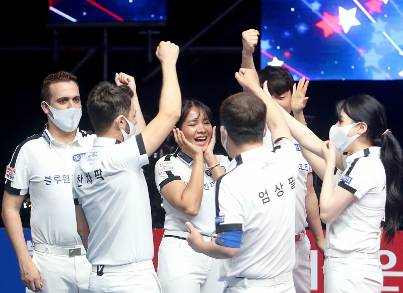 3연승에 환호하는블루원선수들(사진=PBA)