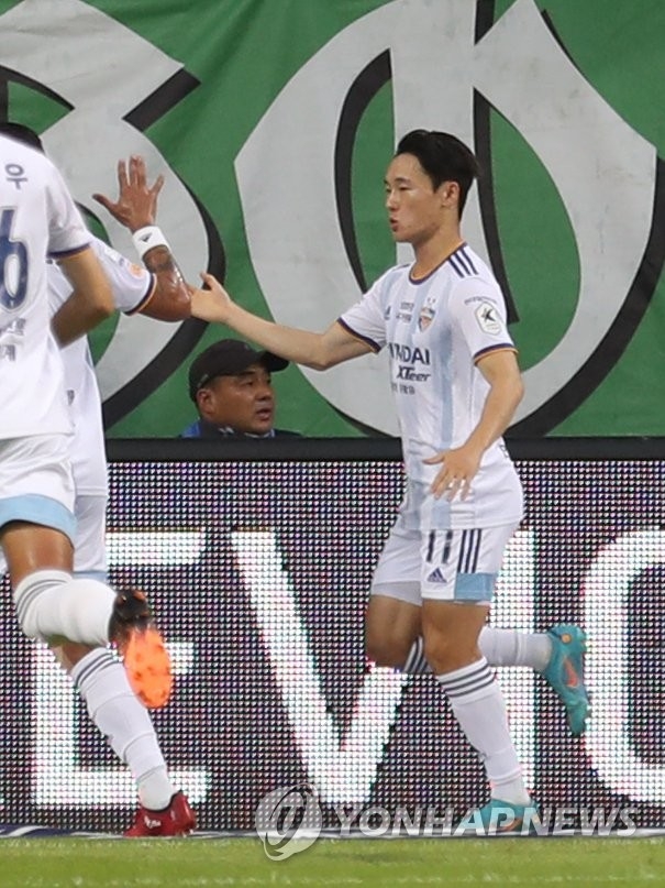 (전주=연합뉴스) 7일 오후 전북 전주월드컵경기장에서 열린 2022 K리그1 전북 현대와 울산 현대의 경기. 울산 엄원상이 골을 넣고 기뻐하고 있다.