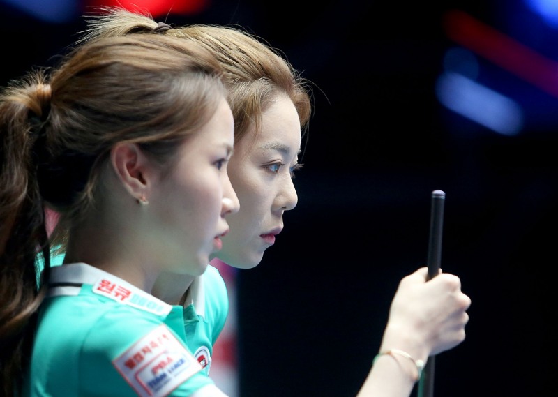 여복, 혼복, 여단식서 승리하며 하나카드 3연승을 이끈 김가영과 김진아(사진=PBA)