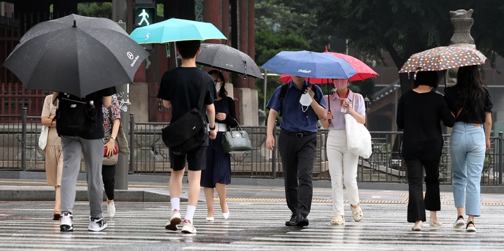  비가 내린 지난 3일 오전 서울 중구 세종대로사거리에서 시민들이 우산을 쓰고 이동하고 있다. 