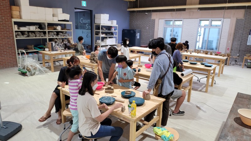 경기공예창작지원센터 공예 교육 프로그램. 사진=한국도자재단
