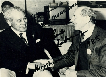 사진=1985년 동경 월드컵 국제마라톤대회에서 조우한 손기정과 에밀 자토펙의 기념촬영사진과 사인 / 제공=손기정기념재단