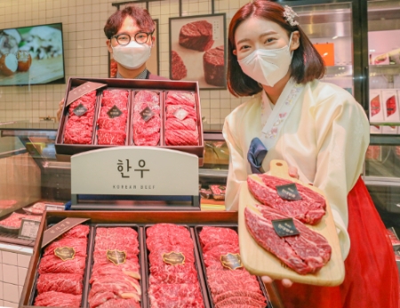 서울 강남구에 위치한 현대백화점 무역센터점에서 직원들이 추석 한우 선물세트를 소개하는 모습