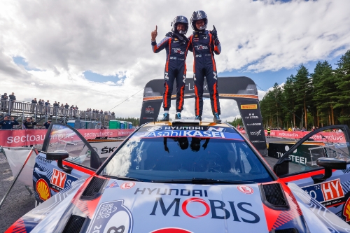 핀란드에서 열린 '2022 월드랠리챔피언십' 8번째 라운드에서 현대팀 드라이버 오트 타낙(Ott Tänak, 사진 오른쪽) 선수와 코드라이버 마틴 야르베오야(Martin Järveoja, 사진 왼쪽) 선수가 우승을 확정 짓고 세레모니를 하는 모습