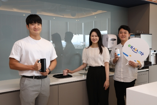 NH투자증권이 ESG경영차원에서 본사 각 층 워크카페에 ‘텀블러 세척기’를 설치했다. 직원들이 워크카페 내 비치된 텀블러 세척기를 사용하고 있다. / 사진 제공 = NH투자증권