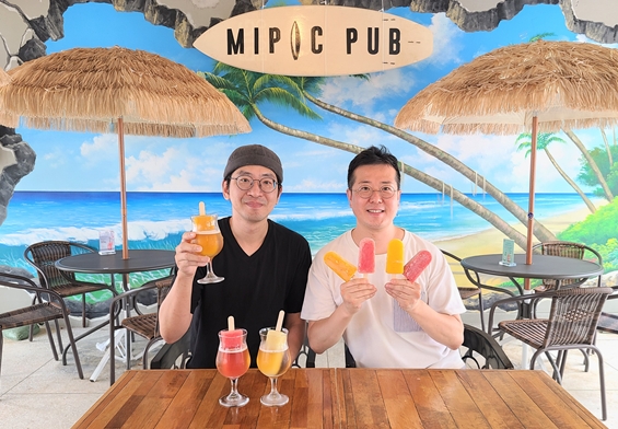 서인호 미픽펍 대표(좌)와 박민혁 더벤 부사장이 아이스펍스를 론칭하며 강원도 브랜드 간 상생 협업을 약속했다.