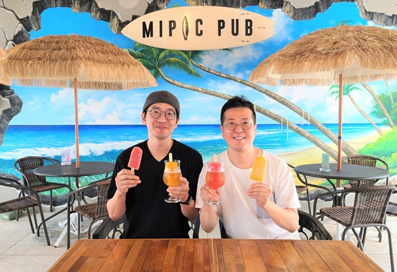 서인호 미픽펍 대표(좌)와 박민혁 더벤 부사장이 아이스펍스를 론칭하며 강원도 브랜드 간 상생 협업 의지를 다졌다.