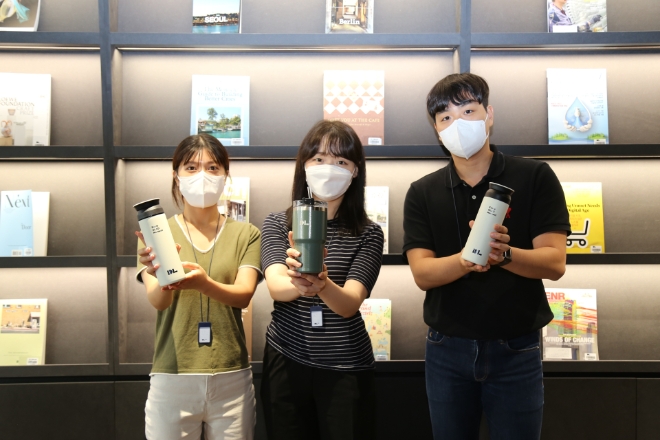 DL이앤씨는 환경·사회·지배구조(ESG) 경영 활동의 일환으로 본사 임직원 대상 ‘종이컵 제로’ 캠페인을 실시한다고 8일 밝혔다. 사진은 DL이앤씨 직원들이 ‘종이컵 제로’ 캠페인을 위해 지급받은 개인 컵을 사용하고 있는 모습. (사진 = DL이앤씨 제공)