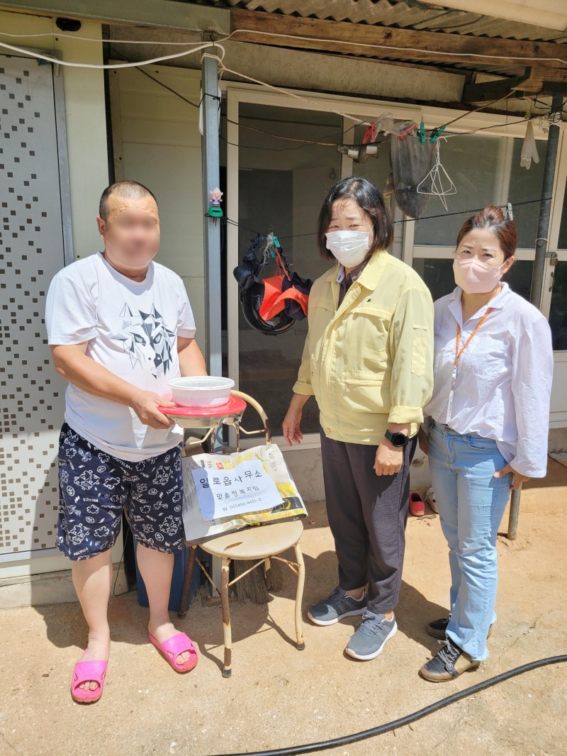 밑반찬 전달 모습 (사진제공 = 무안군)