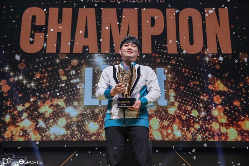 ASL 시즌13 우승자인 이재호.