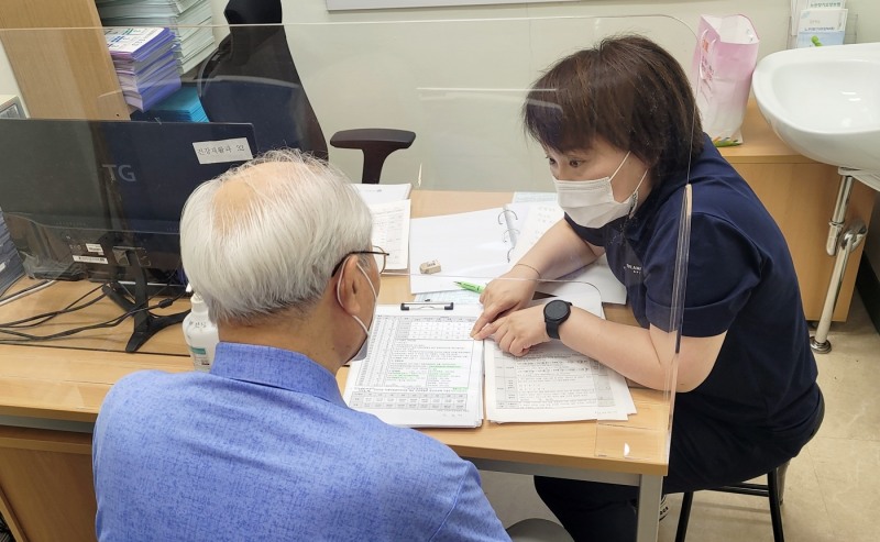 인지선별검사 모습 (사진제공 = 정읍시)
