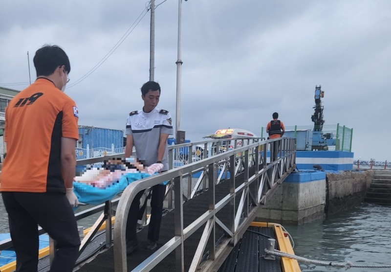 목포해경이 신안군 비금도에서 발생한 응급환자를 이송하고 있다. (사진제공 = 목포해양경찰서)