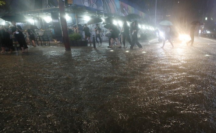 서울과 경기북부 등 수도권에 폭우가 내린 8일 오후 서울 강남역 일대 도로가 침수돼 있다.