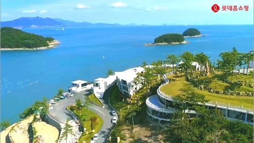 롯데홈쇼핑은 코로나19 재확산으로 국내여행 수요가 급증함에 따라 제주 등 국내여행 상품 판매를 확대한다.